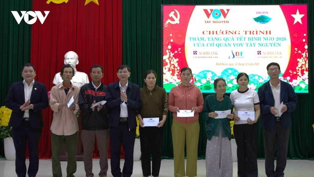 VOV Tây Nguyên cùng các đơn vị tài trợ trao quà Tết ở vùng lũ Đắk Lắk