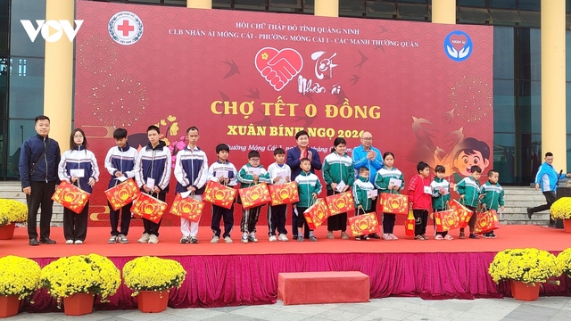 Ấm áp chợ Tết "0" đồng biên giới Móng Cái (Quảng Ninh)