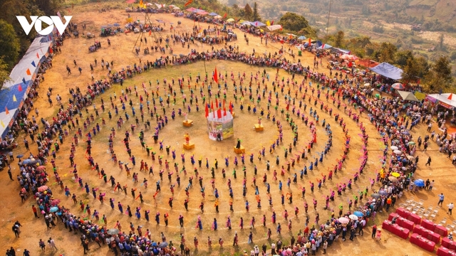 Hơn 500 người tạo màn đại xòe quy mô chưa từng có ở Lào Cai