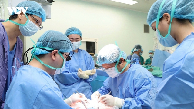 Giữ chân bác sĩ công: Cần đột phá đãi ngộ và môi trường làm việc