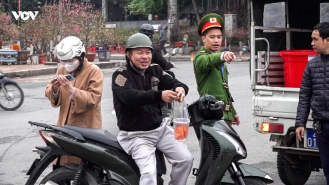 Ngày ông Công ông Táo tại Hà Nội: Công an, thanh niên giúp dân thả cá đúng cách