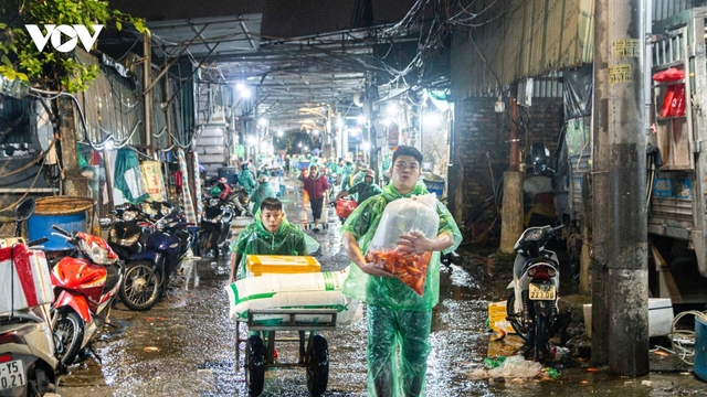 Trời rét 11°C, chợ cá Thủ đô tấp nập xuyên đêm trước ngày đưa tiễn ông Táo