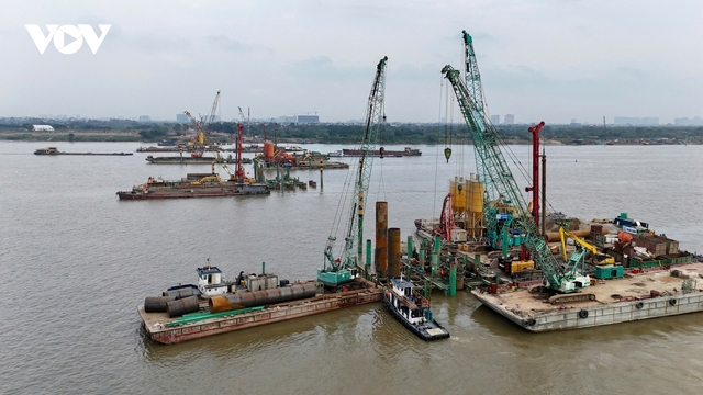 Tết không nghỉ trên công trường xây dựng cầu Trần Hưng Đạo bắc qua sông Hồng
