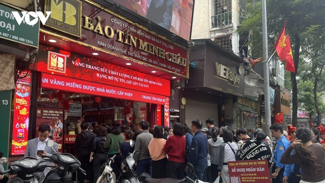 Giá vàng lập đỉnh 184,6 triệu ngày khai xuân, phố Trần Nhân Tông “cháy” vàng nhẫn