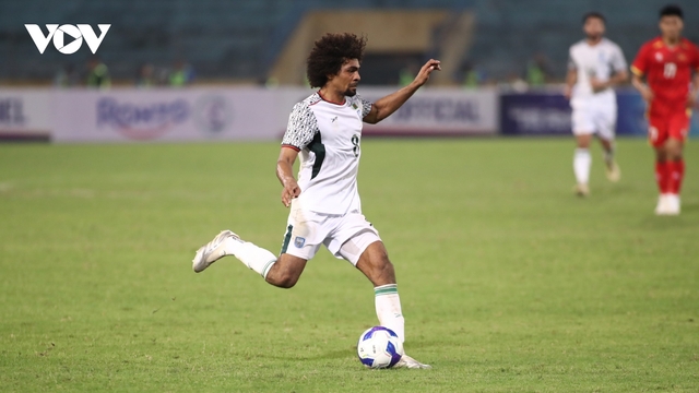 Cựu cầu thủ Ngoại hạng Anh mệt nhoài trước dàn sao ĐT Việt Nam