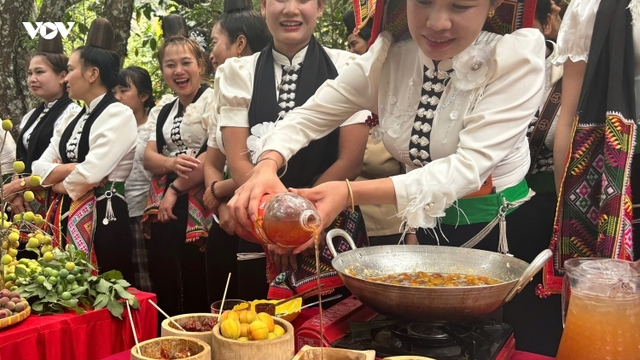 Sôi động hội thi hái mơ lần đầu tổ chức tại bản Thái Tòng Xét, Sơn La