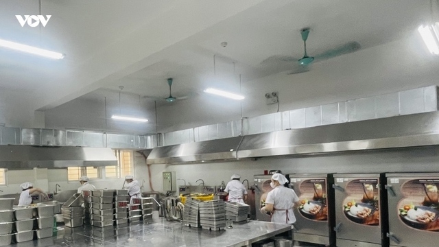 Siết bữa ăn học đường bằng “khung 10 bước”: Có đủ chặn rủi ro từ bếp đến bàn ăn?
