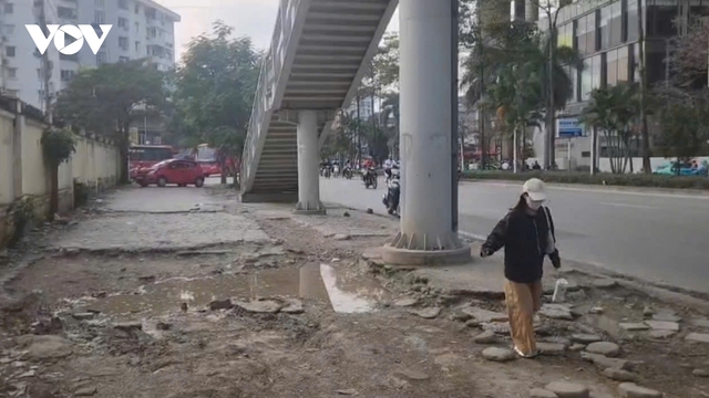 Một số vỉa hè ở Hà Nội xuống cấp nghiêm trọng, tiềm ẩn tai nạn cho người đi bộ