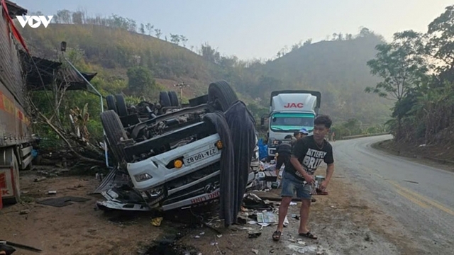 Xe tải mất lái trên Quốc lộ 6 làm 3 người bị thương