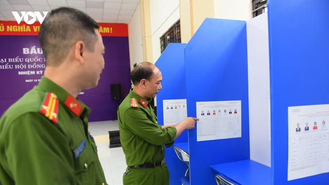 Công an phường Phú Thượng (Hà Nội) trực chiến 100% quân số cho ngày hội bầu cử