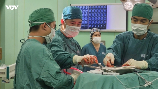Mổ xuyên đêm giành giật sự sống cho nam thanh niên chấn thương sọ não sau tai nạn