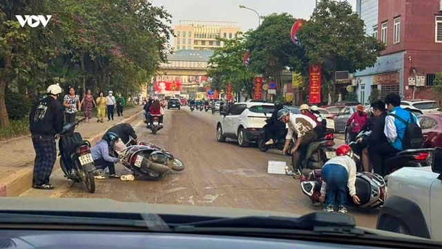Tìm ra "thủ phạm" khiến hàng loạt người và xe té ngã trên đường phố Hà Nội