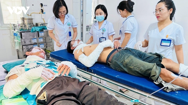 Dùng xăng chữa bỏng, hai người đàn ông phải nhập viện