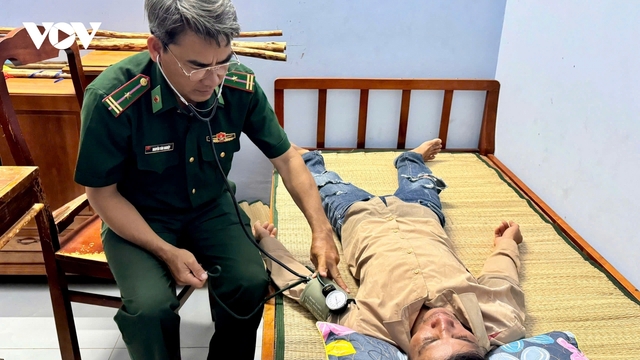 Cứu hộ 2 ngư dân trôi trên biển ở Cà Mau