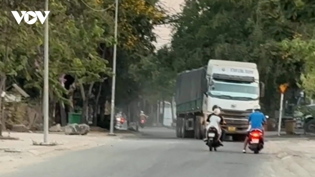 Dân 10 năm kêu cứu vì bãi xe tải giữa khu dân cư ở phường Phú Mỹ