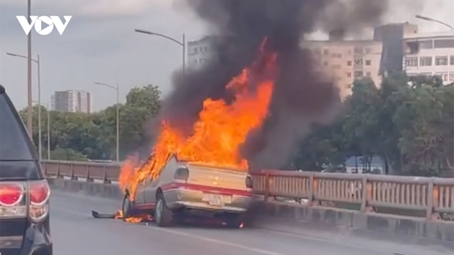 Ô tô bốc cháy dữ dội ở Vành đai 3 trên cao, giao thông ùn ứ