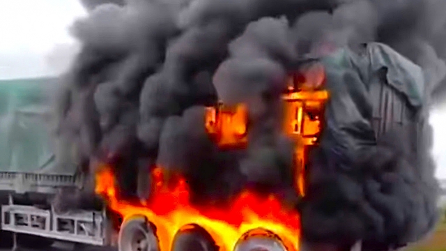 Xe đầu kéo bốc cháy dữ dội trên đường ven biển Nghệ An