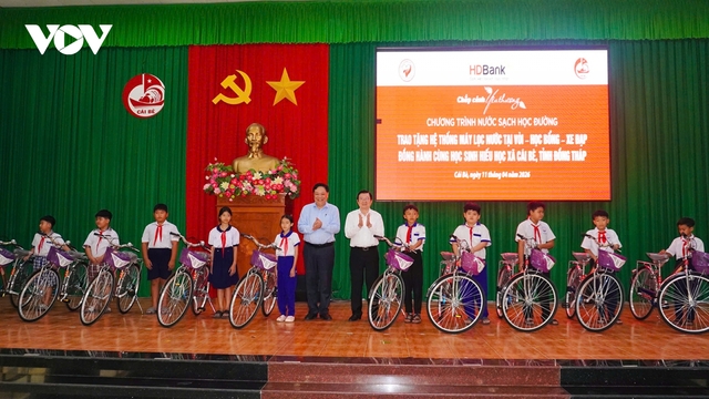 Nguyên Chủ tịch nước Trương Tấn Sang tặng quà cho học sinh tỉnh Đồng Tháp