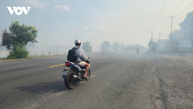 Công an thành phố Cần Thơ cảnh báo hiểm họa từ đốt rơm rạ trên đồng