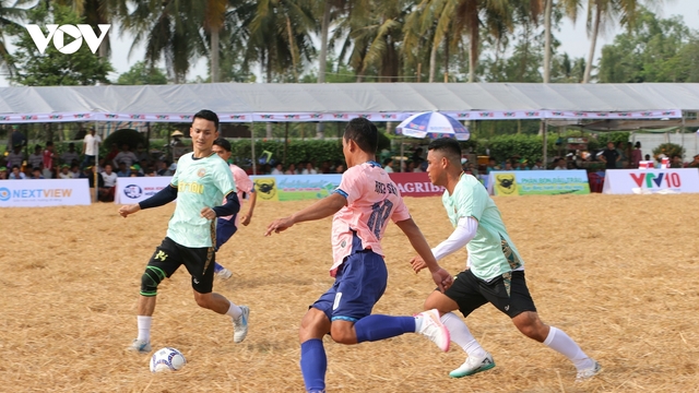 Những cầu thủ nông dân trên sân ruộng ngày Tết Chôl Chnăm Thmây