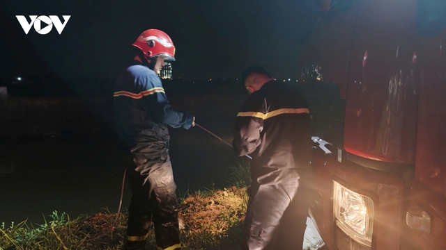 Ô tô lật xuống mương lúc nửa đêm, tài xế được cứu kịp thời