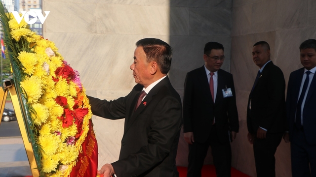 Thường trực Ban Bí thư Trần Cẩm Tú đặt vòng hoa tại Đài Độc lập Campuchia