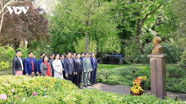 Xúc động lễ dâng hoa tưởng niệm Chủ tịch Hồ Chí Minh tại thành phố Montreuil, Pháp