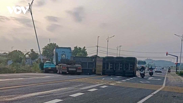 Đi qua nút giao không giảm tốc độ, xe tải tông xe taxi làm hai người thương vong