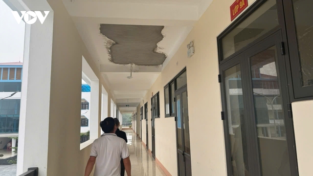 Trường mới 65 tỷ ở Phú Thọ chưa bàn giao đã rơi vữa trần, học sinh phải nhập viện