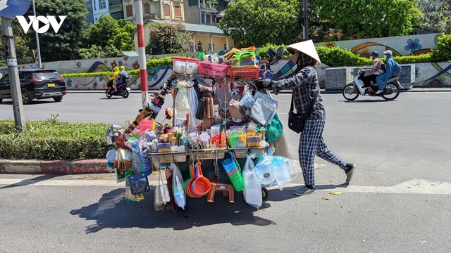 Hà Nội như “chảo lửa”, người lao động ngoài trời gồng mình mưu sinh