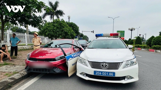 Tài xế vi phạm nồng độ cồn, tông xe CSGT tại Thái Nguyên