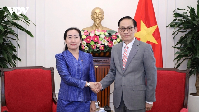 Bộ trưởng Ngoại giao Lê Hoài Trung tiếp Đại sứ Campuchia