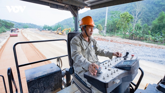 2.000 người không nghỉ lễ, ăn ngủ trên công trường cao tốc Đồng Đăng – Trà Lĩnh