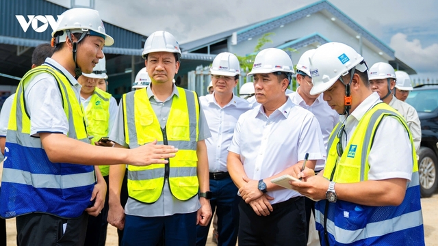 Thi công thần tốc cao tốc TP.HCM - Mỹ Thuận, vẫn “kẹt” mặt bằng và vật liệu