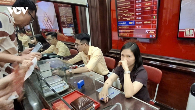 Giá vàng thế giới thấp nhất 7 tháng qua: Đã chạm đáy hay chưa?