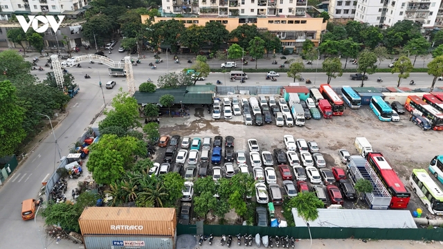 Bãi xe không phép mọc trên đất dự án ở Hoàng Mai, người dân thấp thỏm lo cháy nổ