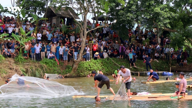 Hàng nghìn người trẩy hội đánh cá suối độc đáo ở Phú Thọ