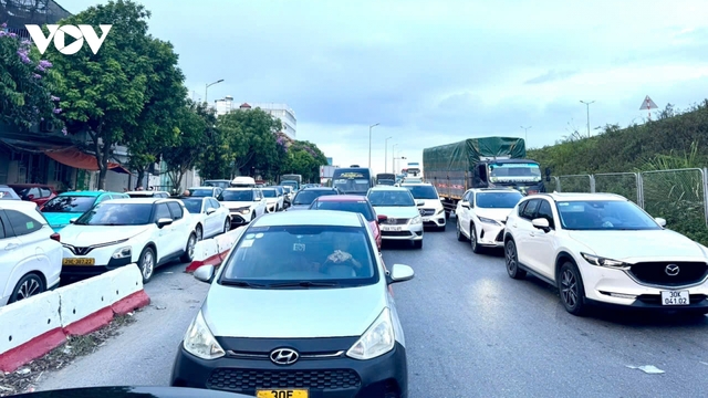 Dòng người trở lại Thủ đô tăng vọt, nhiều tuyến cửa ngõ quá tải