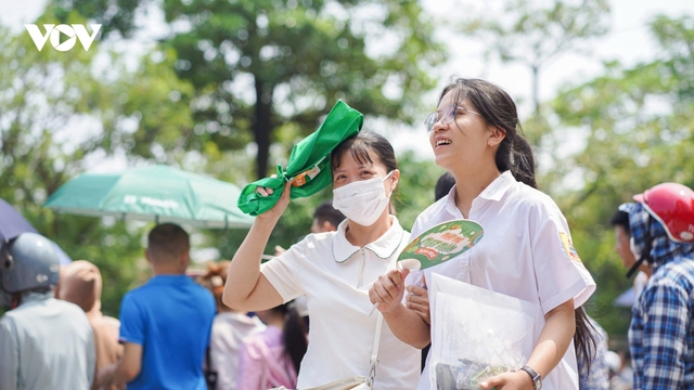 Sáng nay, thí sinh bước vào kỳ thi lớp 10 Trường THPT Chuyên ĐH Sư phạm Hà Nội