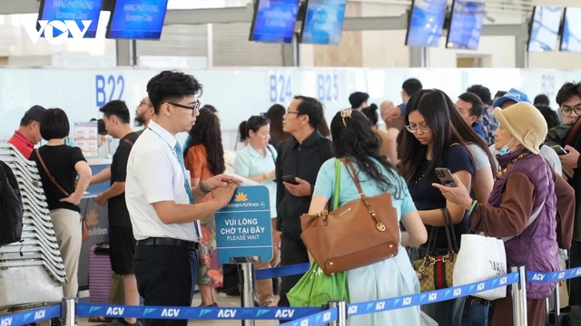 Ngày cuối nghỉ lễ 30/4 - 1/5, sân bay Nội Bài lập kỷ lục đón gần 118.000 khách