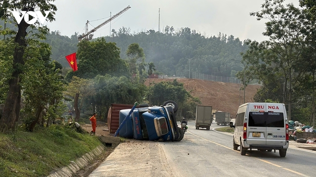 Phú Thọ: Xe tải lật nghiêng trên Quốc lộ 6 sau khi đâm nát dải phân cách