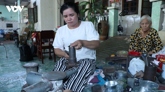 Nơi níu giữ nghề chạm bạc độc đáo của người Chăm Khánh Hoà