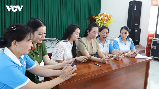 Một cú chạm đưa nghị quyết đến từng đảng viên