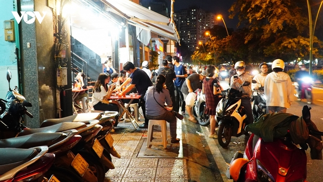 Nhan nhản hàng quán lấn chiếm vỉa hè để kinh doanh ở TP.HCM