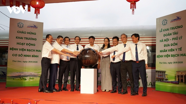 Khai trương đoàn tàu đưa y bác sĩ từ Bệnh viện Bạch Mai xuống cơ sở Ninh Bình