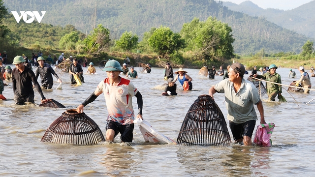Từ cụ già đến em nhỏ vui hội đánh cá Vực Rào ở Hà Tĩnh
