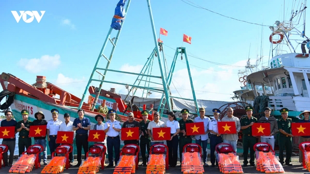 Vùng Cảnh sát biển 3 đến cảng cá tuyên truyền gỡ “thẻ vàng” IUU