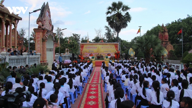 Hè về, nhà chùa dạy chữ Khmer miễn phí cho học sinh