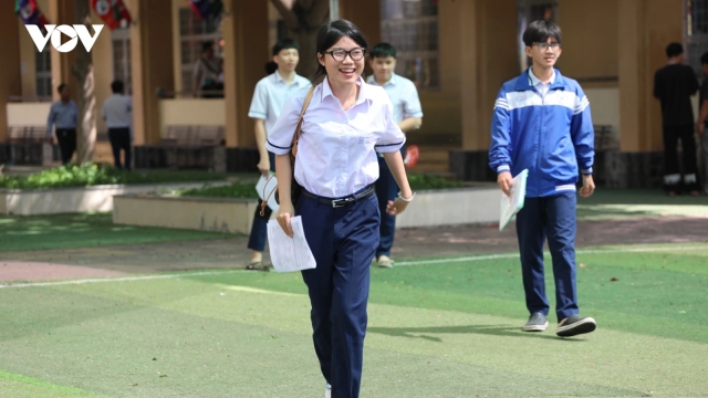 Xin phép đi vệ sinh rồi mang điện thoại vào phòng thi, thí sinh bị đình chỉ