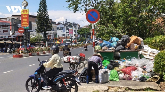 Đà Lạt ùn ứ rác thải vì nhà máy xử lý duy nhất ngừng tiếp nhận